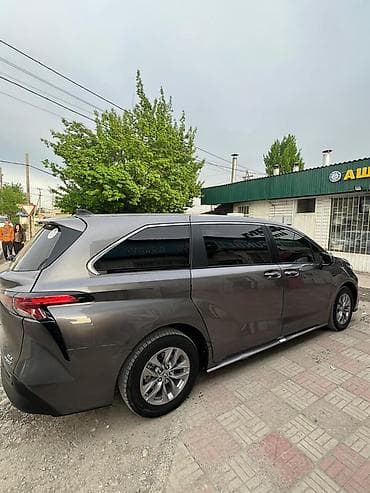 таеты: Toyota Sienna: 2022 г., 2.5 л, Автомат, Гибрид, Минивэн — 2