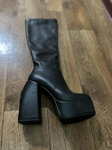 Черные женские ботфорты на высокой платформе и массивном прямом