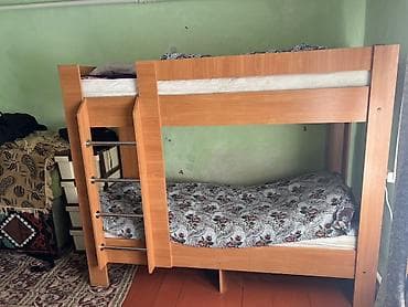 Сантехника: Двухъярусная кровать из ЛДСП теплого древесного оттенка. Компактная и — 1