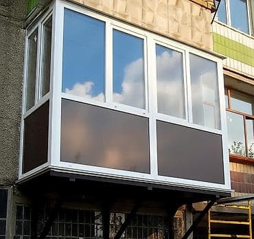 Представлена система остекления балкона, состоящая из белых рам и