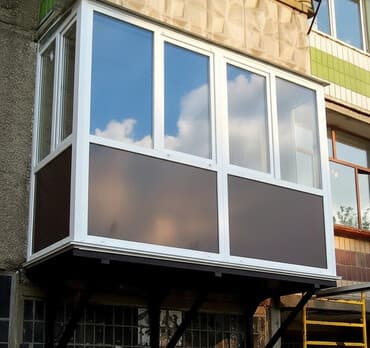 бур стена: Представлена система остекления балкона, состоящая из белых рам и — 1