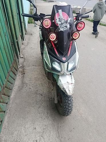 Скутер с доработками и ярким тюнингом освещения. Основные — 3