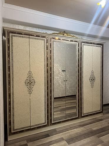 Эмерек: Спальный гарнитур в классическом стиле Состав: - Двуспальная кровать — 7