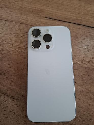 IPhone (серия с тремя камерами Pro) в белом/серебристом цвете. не
