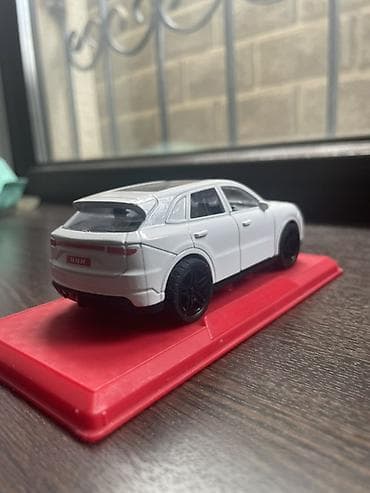 авто чемодан: Игрушечная машинка-миниатюра кроссовера (белый цвет) - Масштабная — 4