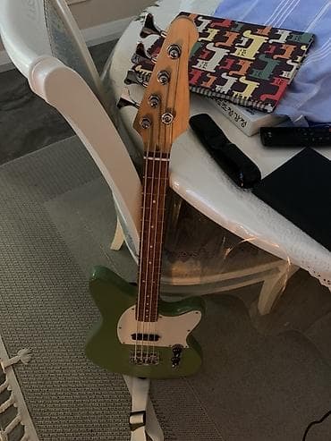 Пианино, фортепиано: Электрическая бас‑гитара с короткой мензурой Характеристики: - — 1