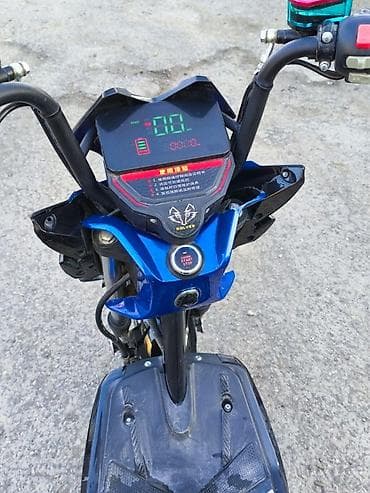 перья: Скутер Pantera. - Яркая передняя оптика: две основные фары — 8