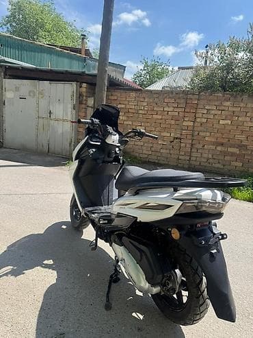 махи скутер: Скутер/макси-скутер городского класса, белый цвет с тёмным высоким — 5