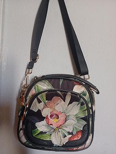 mc alistwr: Сумка через плечо с цветочным принтом - Компактная форма «кирпичик» — 1