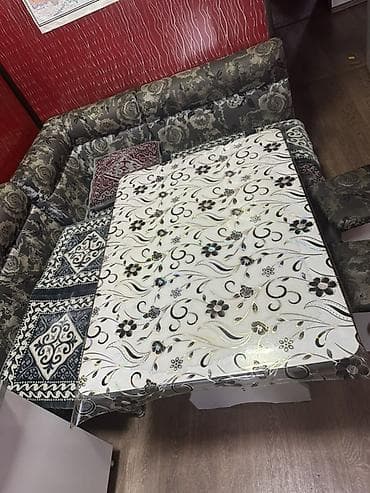 шахматный стол: Кухонный уголок с обеденным столом и системой хранения. - — 1