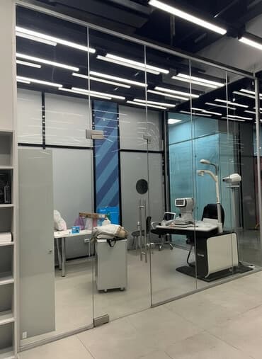 стеклянный стол офисный: На заказ Цельностеклянная перегородка, Для офиса — 1