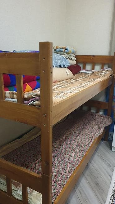 детская дерев кроватка: Двухъярусная кровать из дерева, представляющая собой практичное — 2