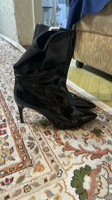 Женские ботильоны из чёрного лакированного материала. - Модель — 2