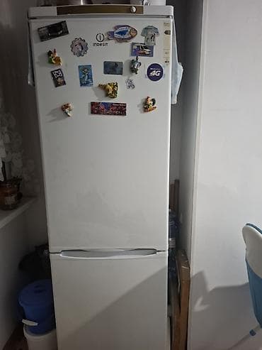 Холодильник Indesit, двухкамерный, белый. Особенности: - Раздельные