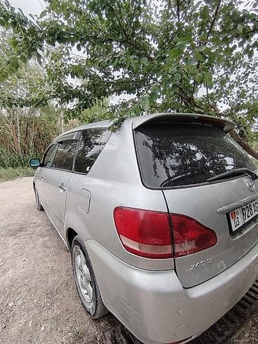 camry 75: Серебристый компактвэн/универсал с тонированными задними стеклами — 3