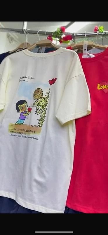 рваные джинсы: Футболка Love is… Хб футболки - Унисекс, свободный крой, круглый — 5