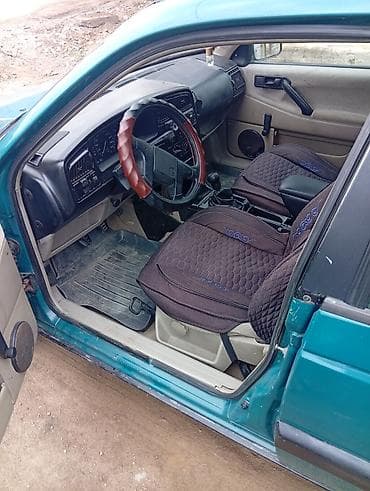 Volkswagen Passat: 1993 г., 1.8 л, Кол менен иштөөчү, Бензин, Универсал — 5