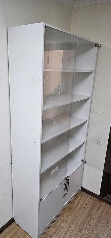 шкаф медицинский стеклянный: Белый витринный аптечный шкаф с раздвижными стеклянными дверями и — 1