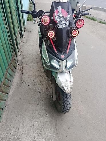 Скутер с доработками и ярким тюнингом освещения. Основные — 2