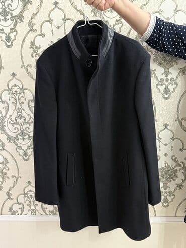 бомбер одежда: Мужское демисезонное пальто тёмно-синего цвета с воротником-стойкой. - — 1