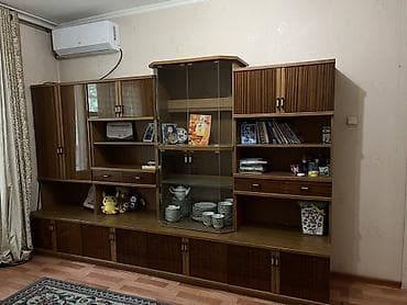 кухный буфет: Большая мебельная стенка с шкафом и витриной — 18 000 сом Большая — 2