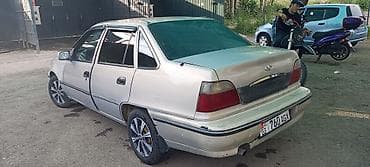 Легковой автомобиль седан с 4 дверями, светлый кузов. Салон тканевый с — 7