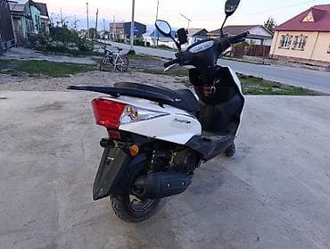 мотоциклы квадроциклы: Скутер (бензиновый), белый, спортивный дизайн. Основные — 2