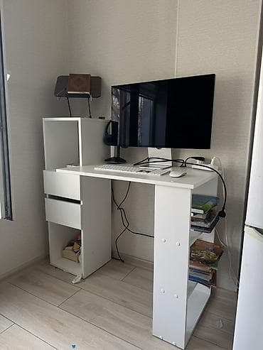 Компьютерный стол, С полками