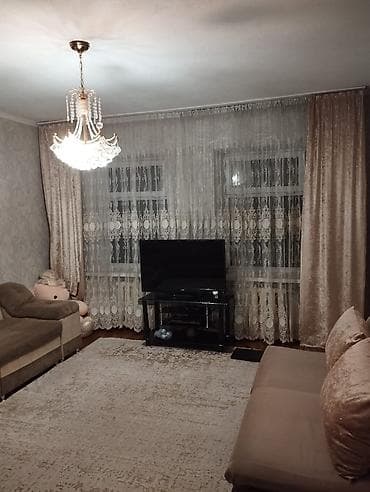 4х комнатную квартиру: - Отделка: светлые стены с текстурными и цветочными обоями, потолочные — 3