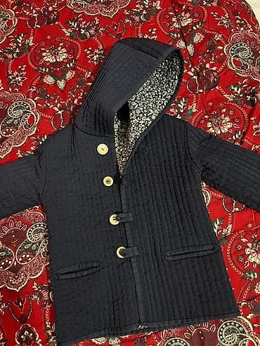 приталенный пуховик: Стёганое пальто с капюшоном, тёмно‑синее - Материал: мягкая стёганая — 1