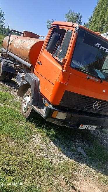 водонапорная башня: Автоцистерна для воды на базе грузовика Mercedes-Benz. - Шасси — 3