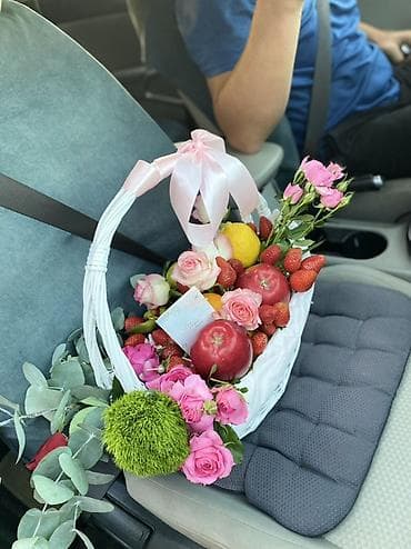 Подарочная композиция в белой плетёной корзине с атласным бантом