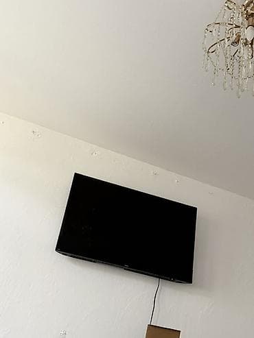 Телевизор LED, диагональ примерно 32–40". Плоская панель с тонкими