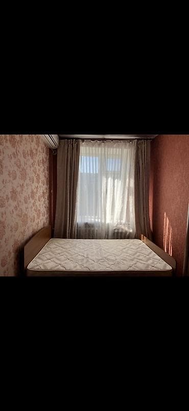 диван с матрасом: Двуспальная кровать, Б/у, С матрасом, длина - 200 см — 1