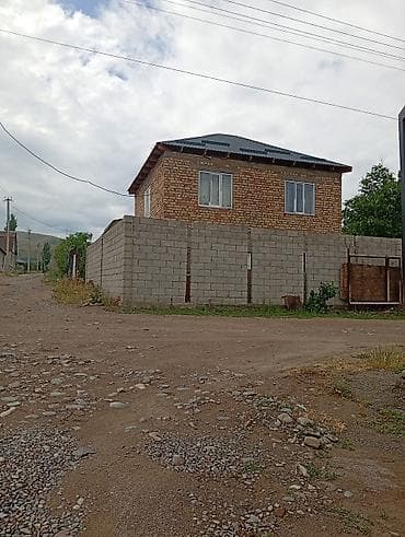 дом с бассейном: Дом из кирпича с высоким забором и металлической крышей - Двухэтажное — 1