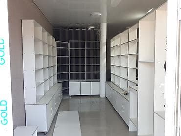 Торговое оборудование для аптеки/магазина: комплект стеллажей и тумб с
