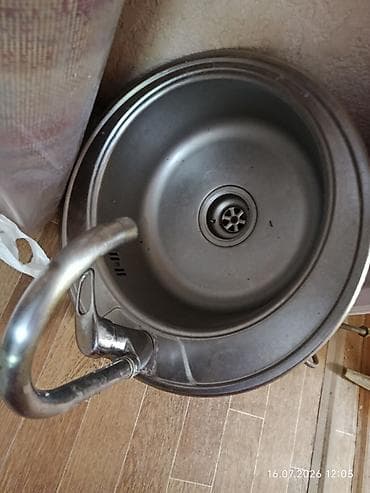 Круглая кухонная мойка из нержавеющей стали с установленным — 2