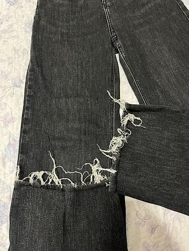 рваные джинсы: Черные джинсы 
Размер 25.
- Посадка: высокая.
- Крой: прямые, широкие — 3