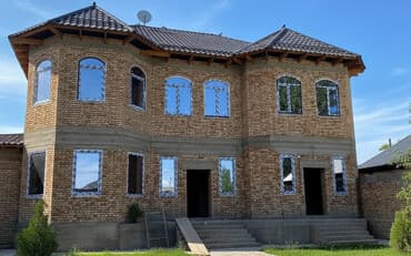 дом крыша: Двухэтажный дом из кирпича с многоскатной крышей. Фасад здания — 1