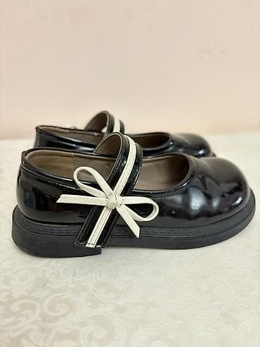 туфли чёрные: Продаю детские туфельки б/у. Одевали 1 месяц (сентябрь) . Продаем так — 2