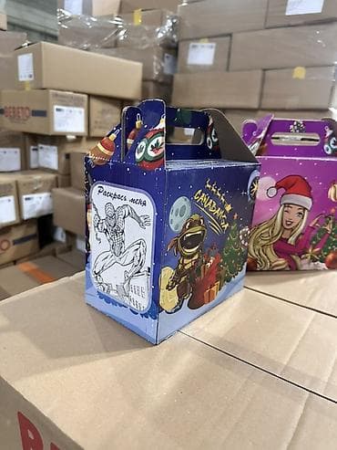 коробка для торта: Подарочные новогодние коробки с ручкой и раскраской на боковых гранях — 6