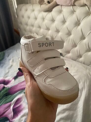 супер обувь: Продаю кросы со светящейся подошвой. Цвета и режимы меняются. Зарядка — 2