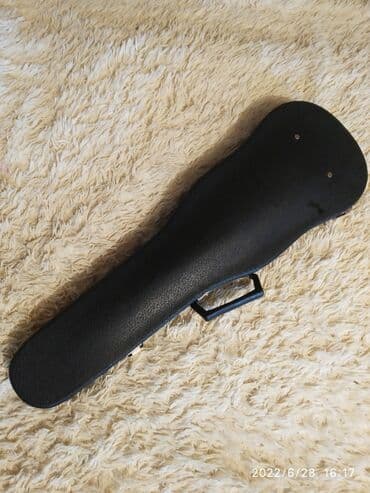 продаю скрипку: Продаю шикарную скрипку 1/2, новая. Смычок. Струны. Держатель — 4