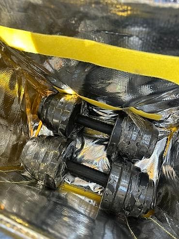 Пара разборных гантелей черного цвета. Диски зафиксированы на грифе с