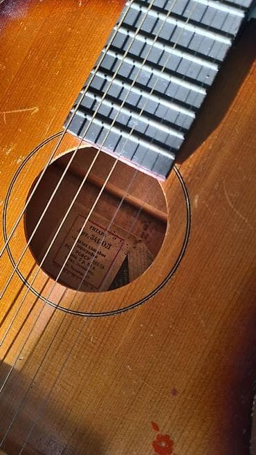 Барабаны: Продам маленькую детскую акустическую 6-струнную гитару. Размер — 3