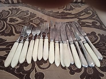 Кухонные принадлежности: Набор столовых приборов с кремовыми рукоятками - Состав: 6 вилок и 10 — 1