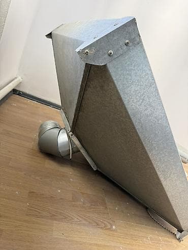 Промышленная вытяжная зонт-колпа с вентилятором и воздуховодом