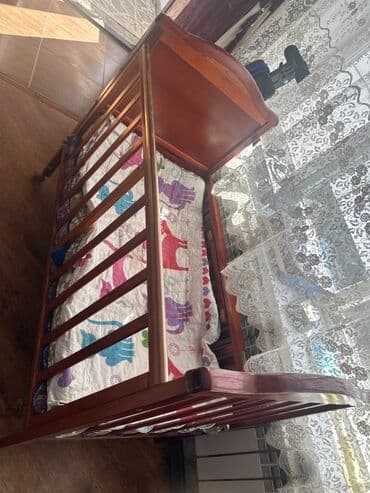 деревянный домик: Деревянная детская кроватка с классическим дизайном, выполненная в — 1