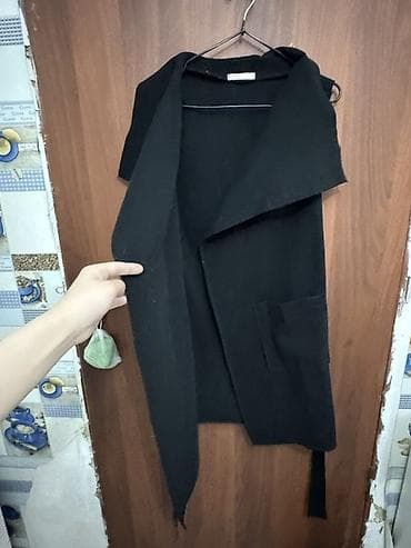 длинная накидка: Черный жилет-накидка с поясом - Фасон: длинный жилет без застежек, с — 2