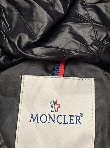 Пуховый жилет Moncler размер M состояние очень хорошое качество